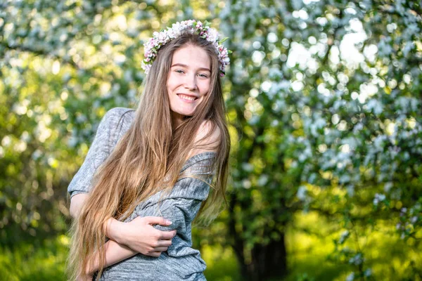 Szczęśliwy Piękna Młoda Kobieta Tle Ogród Wiosna — Zdjęcie stockowe
