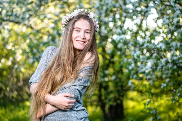 Hermosa Mujer Joven Feliz Fondo Del Jardín Primavera — Foto de Stock