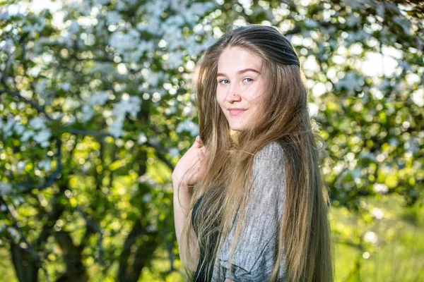 Portret Młodej Kobiety Piękne Ogrodzie Wśród Drzew Kwitnących Wiosną — Zdjęcie stockowe
