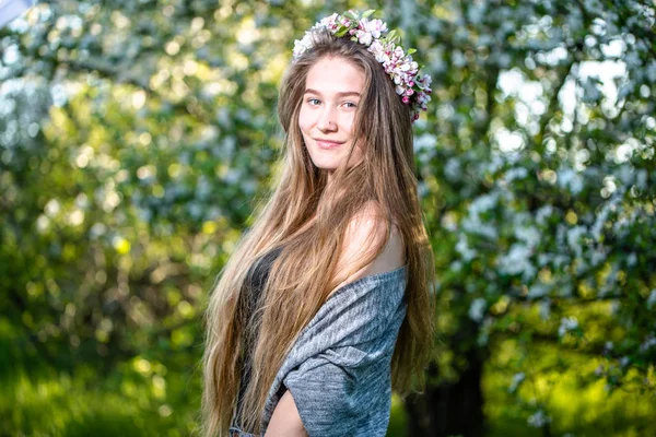 Hermosa Joven Una Corona Flores Sobre Fondo Jardín Primavera — Foto de Stock