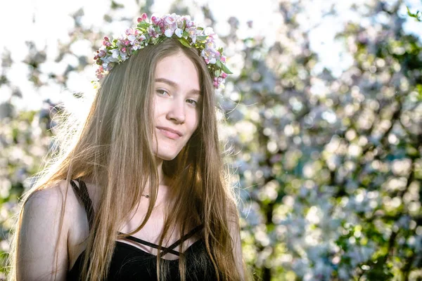 Beutiful Mujer Pelo Largo Jardín Primavera Con Árboles Flor Fondo — Foto de Stock