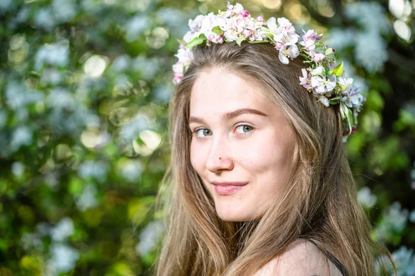 Mulher Primavera Bonita Pele Cara Menina Saudável Com Cabelos Longos — Fotografia de Stock