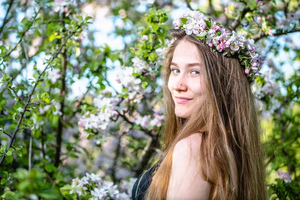 Bahar Çiçek Taç Ile Çiçekli Bahçe Içinde Kadın Genç Yüzü — Stok fotoğraf