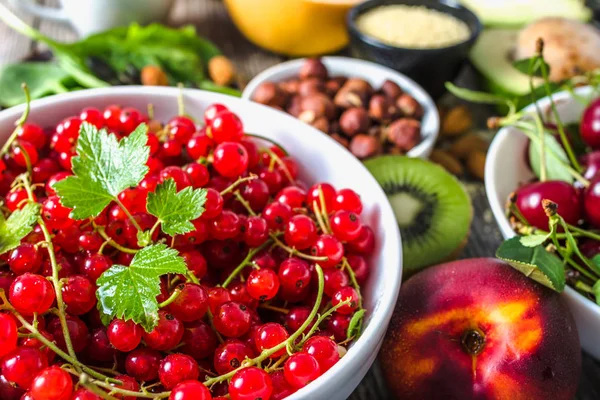 Grosella Roja Mesa Con Comida Superalimentos Saludables Para Desayuno Tazones —  Fotos de Stock