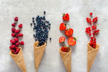 MEYVELERLE dondurma konileri. Taze berry meyve, üst görünüm, düz yatıyordu