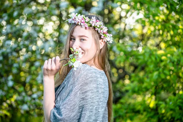 Mujer Joven Natural Con Flores Retrato Niña Primavera Aire Libre — Foto de Stock