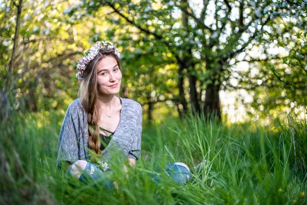 Bela Jovem Mulher Jardim Primavera — Fotografia de Stock