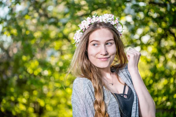 Piękna Młoda Kobieta Naturalne Spring Garden — Zdjęcie stockowe