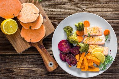 Pişmiş sebze ile plaka, üstten görünüm üzerinde pişmiş somon fileto