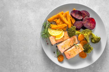 Sebze ile kızarmış somon. Izgara balık fileto ile patates kızartması tabağında, üstten görünüm