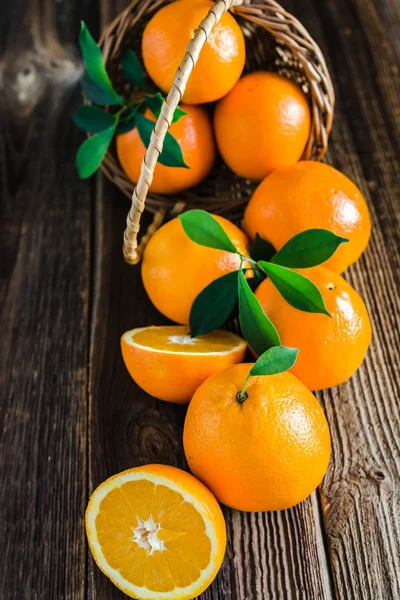 Panier Avec Des Oranges Sur Fond Bois Ferme Orange Fraîche — Photo