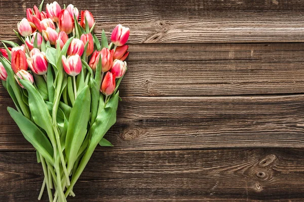 Flores Frescas Ramo Tulipanes Primavera Vista Superior Sobre Fondo Madera — Foto de Stock