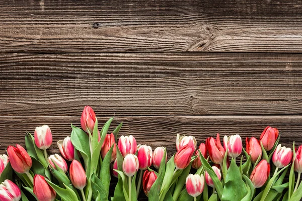 Friss Virág Fából Készült Asztal Tavaszi Tulipán Csokor Felülnézet Háttérben — Stock Fotó