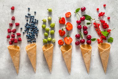 Taze berry meyve gözleme koni içinde. Görünümü çeşitli meyveler, düz yatıyordu, top
