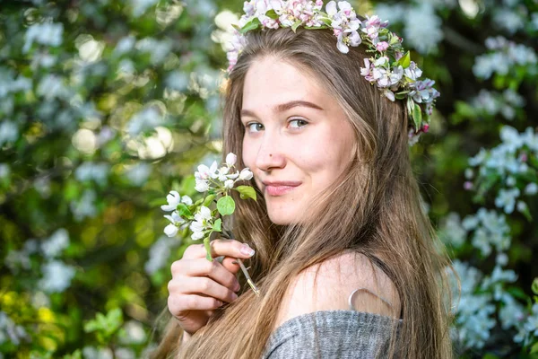 Piękna Twarz Kobiety Piękny Wiosną Kwitnące Ogród — Zdjęcie stockowe