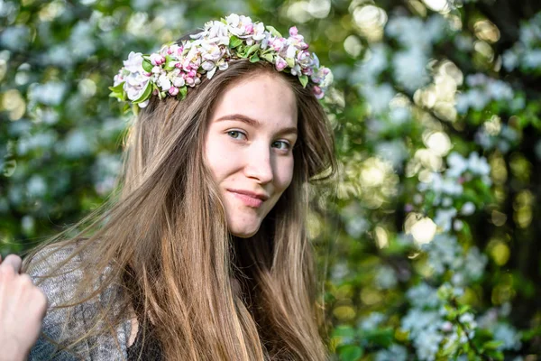 Piękna Młoda Kobieta Kwitnących Wiosną Ogród — Zdjęcie stockowe
