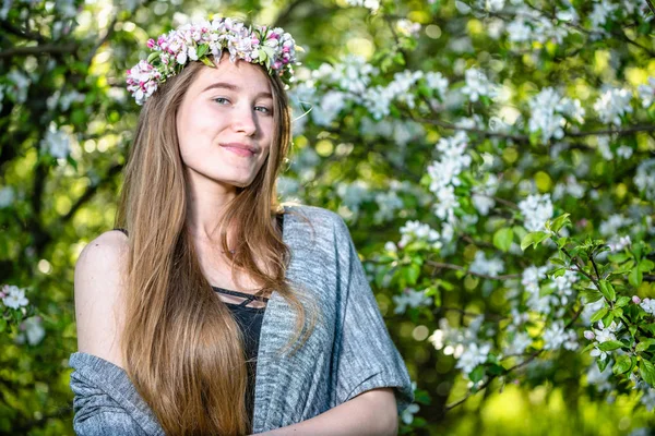 Piękna Młoda Kobieta Kwitnących Ogród Wiosna — Zdjęcie stockowe