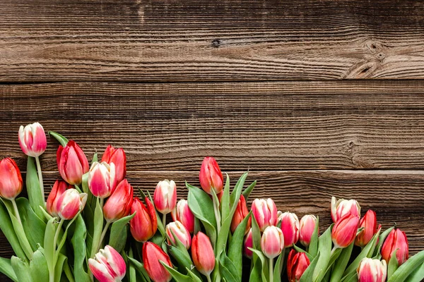 Frische Tulpen Farbenfroher Frühlingsstrauß Aus Tulpen Draufsicht Auf Holzgrund Muttertag — Stockfoto