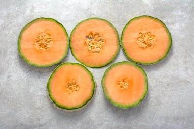 Lebork, Polonya - 30 Haziran 2018: Olimpik halka meyve Olimpiyatları'nda Tokyo, Japonya kavun dilimleri 2020 yılına dek. Olimpiyatları sembolü.