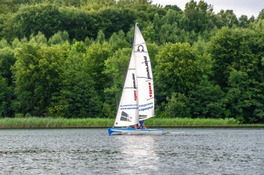 Brodnica, Polonya - 07 Temmuz 2018: Yelkenli tekne göl kenarında. Yelkenli yat, lüks tatil ve yaz spor. Kaşubyan yeşil arazi Polonya.