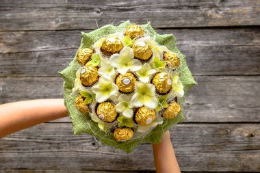 Lebork, Polonya - 23 Şubat 2018: Ferrero Rocher, çikolata şekerleme ve düğün, doğum günü, anneler günü, Sevgililer günü, kadın gün ve diğer kutlamalar için hediye olarak tatlı buket çiçek