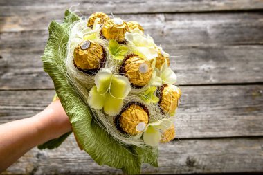 Lebork, Polonya - 23 Şubat 2018: Ferrero Rocher, çikolata şekerleme ve düğün, doğum günü, anneler günü, Sevgililer günü, kadın gün ve diğer kutlamalar için hediye olarak tatlı buket çiçek