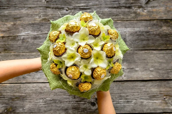Lebork, Polonya - 23 Şubat 2018: Ferrero Rocher pralin, tatlı topları şeker buket düğün, doğum günü, anneler günü, Sevgililer günü, kadın gün ve diğer kutlamalar için hediye olarak yapmak için kullanılan