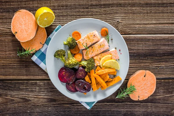 Baked Salmon Vegetables Cooked Fish Fillet Fries Plate Top View — Stock Photo, Image