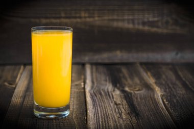Bardak portakal suyu ile ahşap üzerine taze portakal