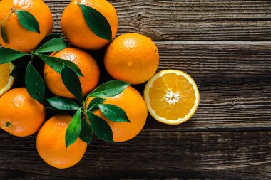 Çiftlik taze meyve portakal, en iyi görünüm. Masada olgun portakal.