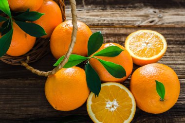 Taze portakal hasat. Organik turuncu meyve sepeti ahşap arka plan üzerinde.