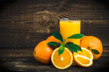 Bir bardak taze meyve suyu. Ahşap zemin üzerine portakal suyu