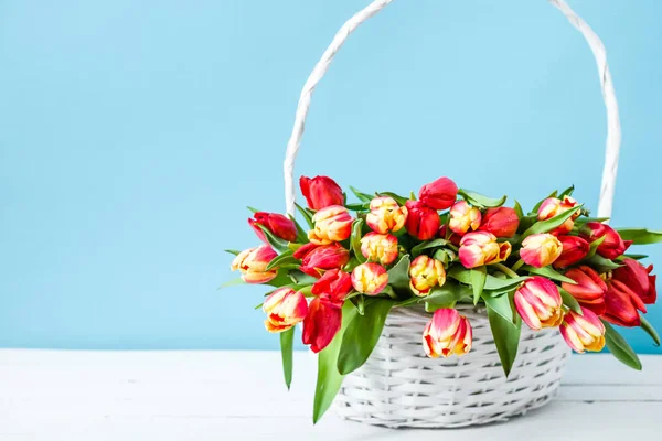 Bahar çiçek sepeti. Üzerinde mavi arka plan doğum günü hediye ya da anneler günü kartı yararlı Lale buketi.