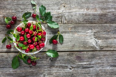 Taze kiraz. Kırmızı tatlı kiraz meyve yaprakları ile