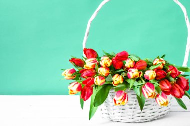 Ahşap masada bir sepet içinde bahar Lale çiçek demet