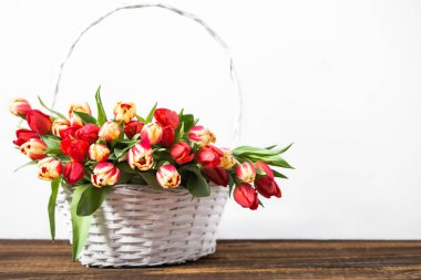 Masada lale buket ile sepet