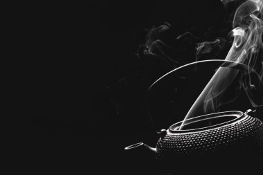 Siyah arka planda Rustik çaydanlık. Buharlı çaydanlık. Yemek pişirme konsepti.