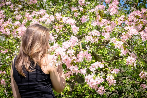 봄의 정원에서 꽃이 만발한 아름 다운 여성 — 스톡 사진