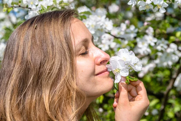 Piękna kobieta wśród wiosna kwitnących drzew pachnące kwitnienia gałęzi jabłoni — Zdjęcie stockowe