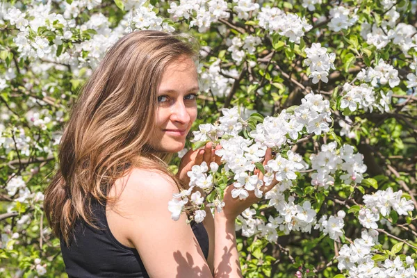 과수원에서 봄 꽃 사과 나무 중 아름 다운 여자 — 스톡 사진