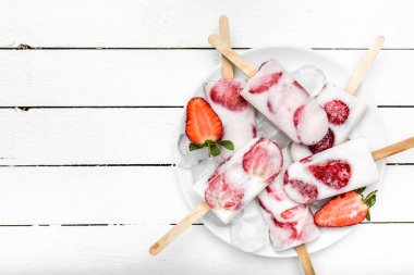 Yoğurt ve çilek ile meyve Popsicles, buz Pops, üst görünüm