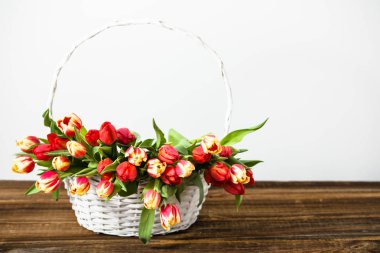 Masada bahar lale buketi. Bir sepet içinde anneler günü çiçekler.
