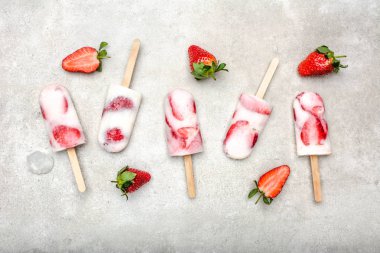 Yoğurt ve çilek ile taze çilek Popsicles. Sopalarla dondurma.