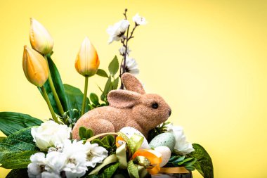 Paskalya dekorasyonu, yumurta ve bahar çiçeklerinde paskalya tavşanı