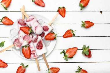 Dondurulmuş çilek ve yoğurt ile meyve buzlu dondurma, tabakta dondurma