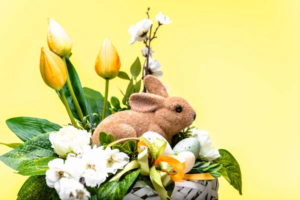 Coniglietto di Pasqua, decorazione di Pasqua con fiori e uova in un cestino — Foto Stock