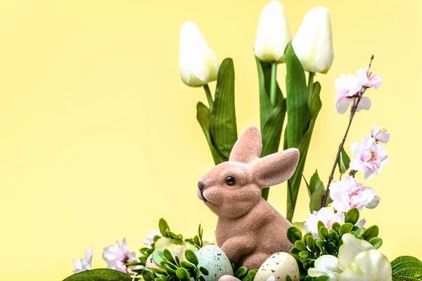 Easter rabbit, spring easter decoration on yellow background. — Stock Photo, Image