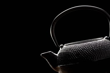 siyah arka plan üzerine çaydanlık