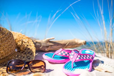 Flip flop ve diğer plaj aksesuarları, yaz tatili tatil manzara, Baltık Denizi, Polonya