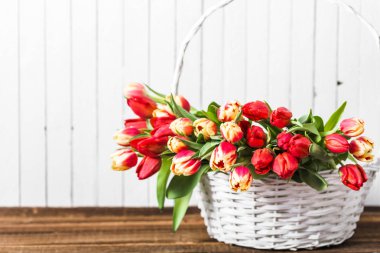 Lale denbahar buketi, çiçekli sepet. Anneler günü arka plan.